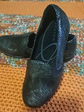 Aravon Black Textured Slip-On Loafers